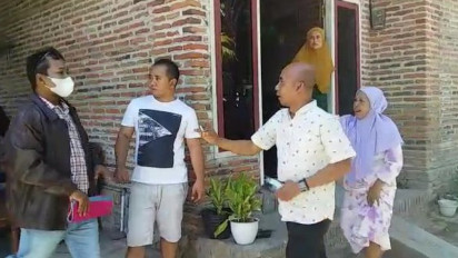 Seorang Ibu Mengamuk, Rumahnya Hendak Diserobot Orang Tak Dikenal