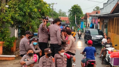 Polisi Kepung Markas Ormas Yang Diduga Terlibat Pembantaian Dua Petani Tebu