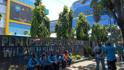 Sebanyak 400 Lebih Karyawan Unit Layanan Pelanggan PLN Yang di-PHK Tuntut Keadilan