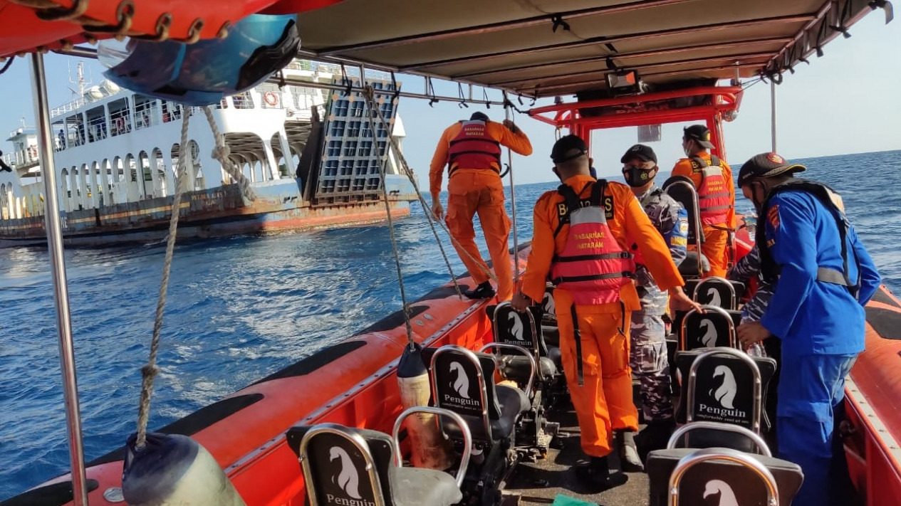 Terseret Arus Laut Penumpang KM Permata Lestari Berhasil Dievakuasi
            - galeri foto