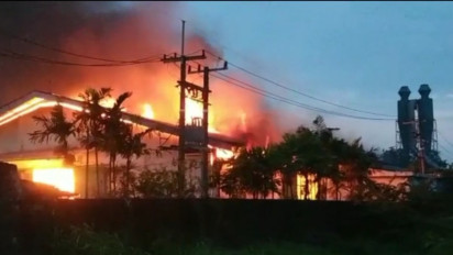 Kebakaran Melanda Pabrik Furnitur di Gresik, Enam Gudang Ludes