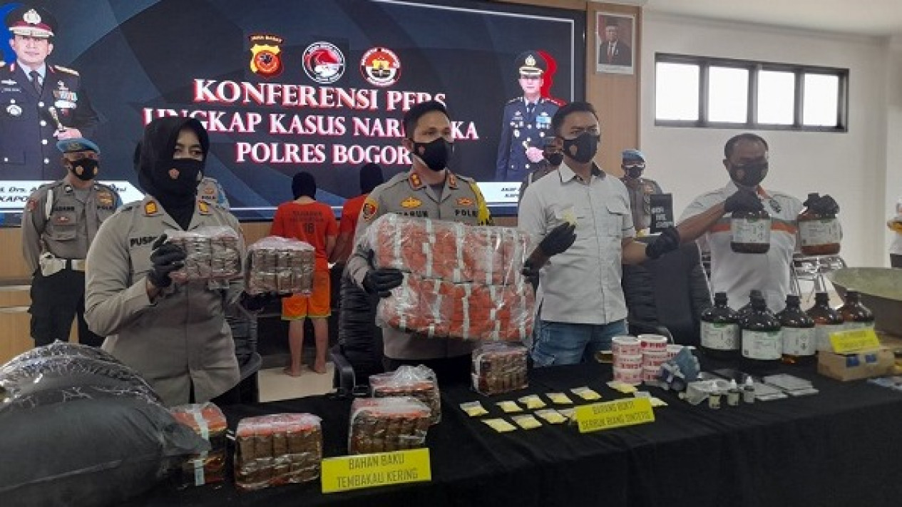 Polisi Gerebek Rumah Produksi Tembakau Sintetis
            - galeri foto