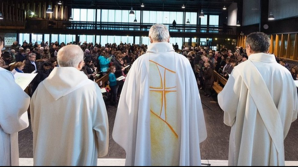 Heboh Kasus Pedofilia, Para Uskup Prancis Minta Pengampunan
            - galeri foto
