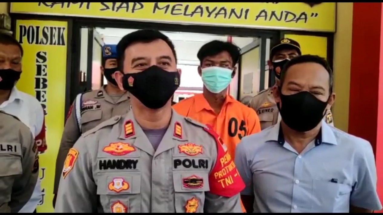 Sadis! Cucu Tikam Nenek Kandung Hingga Tewas
            - galeri foto