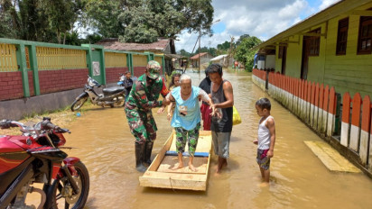 Lansia Terjebak Banjir Aruta, Babinsa Turun Tangan Evakuasi Korban