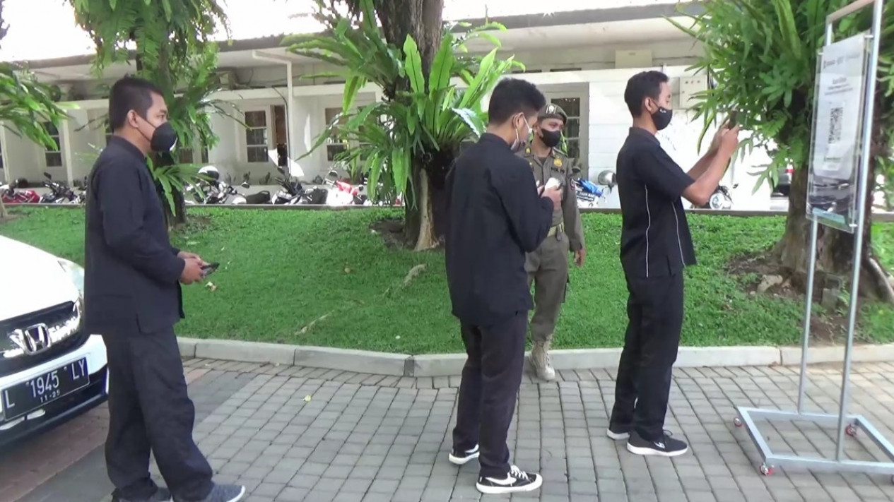 Pengunjung Belum Vaksin Dilarang Masuk Pemkab Banyuwangi
            - galeri foto