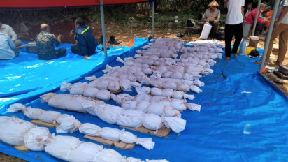 Ratusan Makam Kena Gusur Pengembang, Keluarga Pindahkan Jenazah dengan Cara Digendong