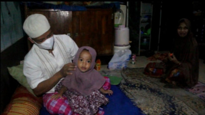 Kisah Viral di Parepare... Ayah Bawa Anak Berumur 1,5 Tahun Sambil Antar Air Galon