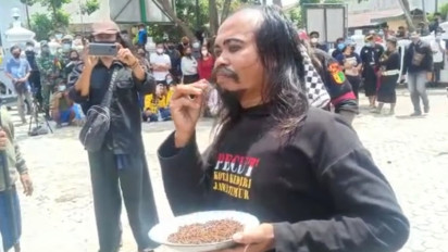 Tuntut Boleh Pentas, Seniman Jaranan Makan Sepiring Paku