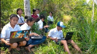 Miris! Tak Ada Signal Internet Siswa SMPN di NTT Ikuti Ujian ANBK di Atas Bukit
