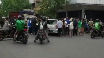 Mobil Taksi Online Dirusak Massa, Diduga Kabur Usai Tabrak Pemotor