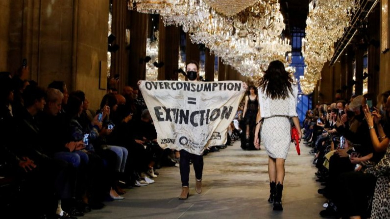 "Catwalk" Louis Vuitton di Paris Diwarnai Insiden Demo
            - galeri foto