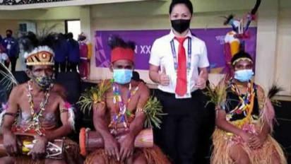 Guru SD Asal Sulut Jadi Wasit Perempuan Satu-satunya di Cabor Bulu Tangkis PON XX Papua
