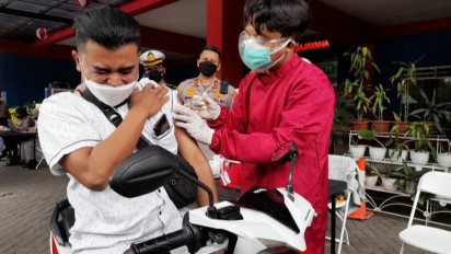 Cegah Kerumunan, Polisi Buka Layanan Vaksinasi Drive Thru di Malang