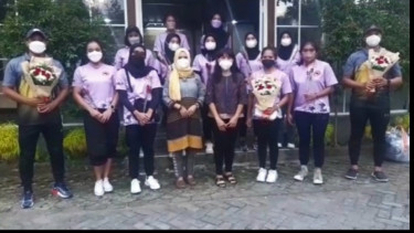Bangga Capaian PON XX, Tim Polo Air Putri DIY Disambut Bunga dan Nasi Tumpeng