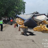 Foto: Truk Bermuatan Minyak Terguling di Cilincing, Waspada Jalan Licin