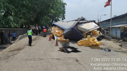 Foto: Truk Bermuatan Minyak Terguling di Cilincing, Waspada Jalan Licin