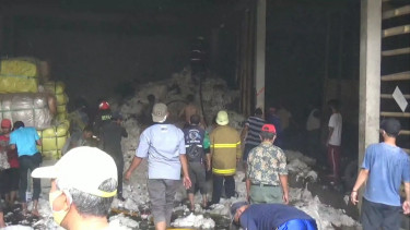 Gudang Kapas di Jatinangor, Sumedang Terbakar. Pekerja Panik Evakuasi Kapas, 1 Orang  Pingsan