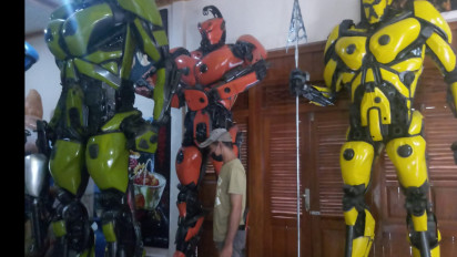 Keren! Robot Transformer Dari Rongsokan Ciptaan Sudarmono Ini Diekspor ke Jerman dan Cina