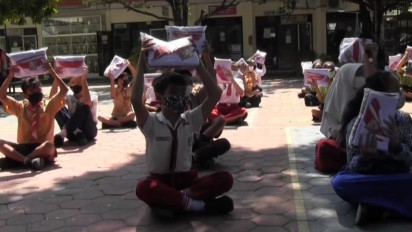 Hore, Siswa SD dan SMP Dapat Bantuan Seragam Untuk Sekolah