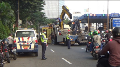 Truk Muatan Tanah Terguling, Jalan Gatot Subroto Tertutup