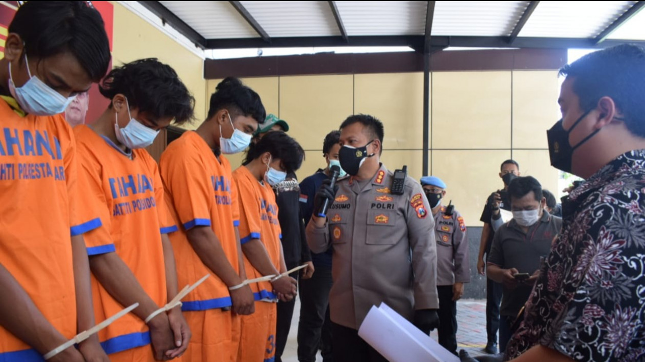 Polisi Tangkap Pelaku Pengeroyokan yang Akibatkan Korban Tewas di Bypass Balongbendo
            - galeri foto