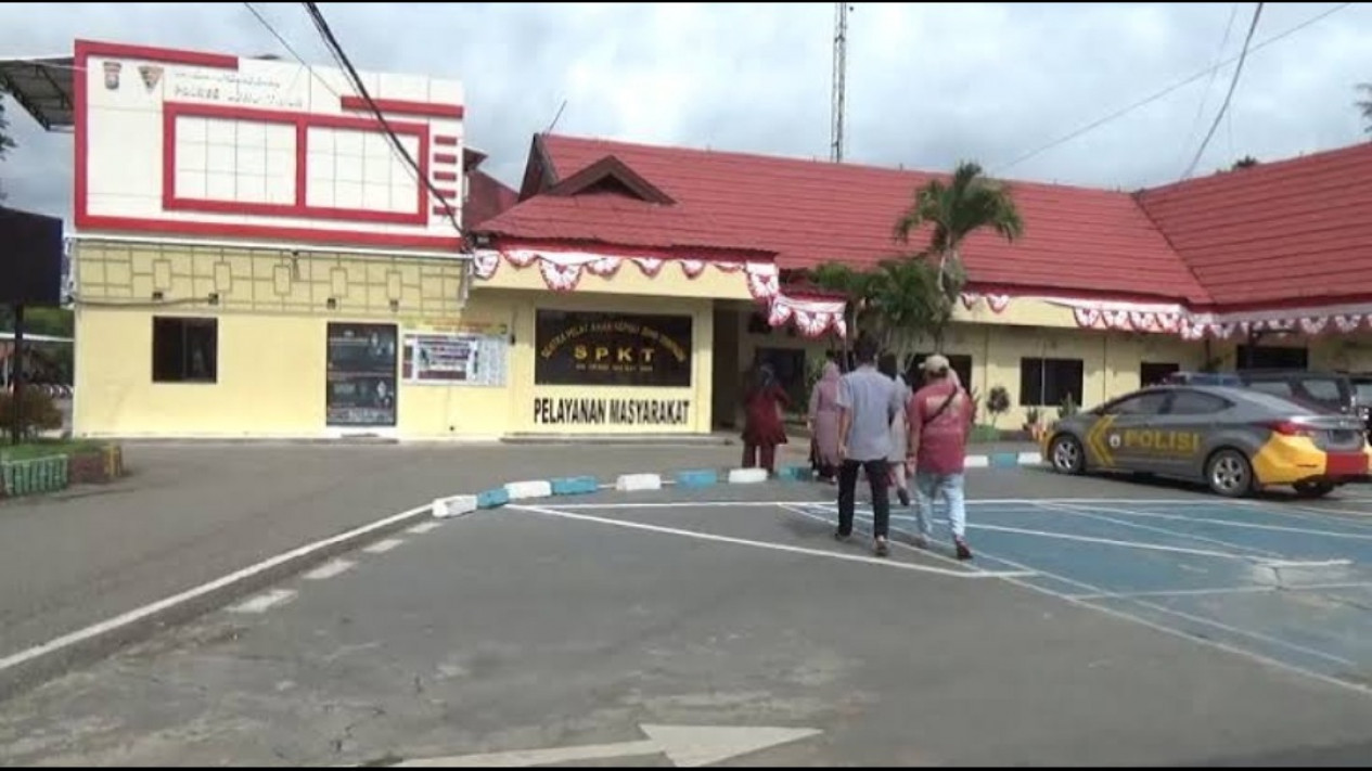 "Hotman Paris, Kami Butuh Bantuan Bapak......"
            - galeri foto