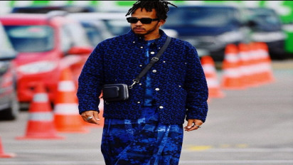 Out of The Box, Lewis Hamilton Pakai Rok Jelang F1 GP Turki