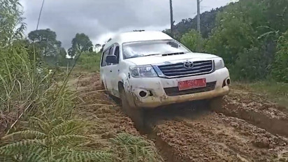 Perjuangan Nakes Terobos Jalan Berlumpur demi Vaksinasi Warga Terpencil di Toraja Utara