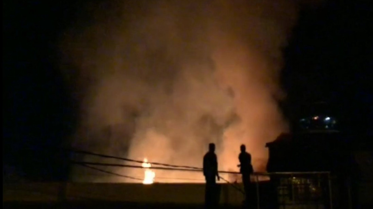 Kantor dan Gudang Bahan Kimia di Kota Padang Terbakar
            - galeri foto