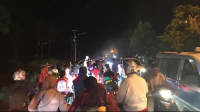 Antre Isi BBM, Ratusan Kendaraan Terjebak Kemacetan di Jalinsum Padangsidimpuan-Mandailing Natal