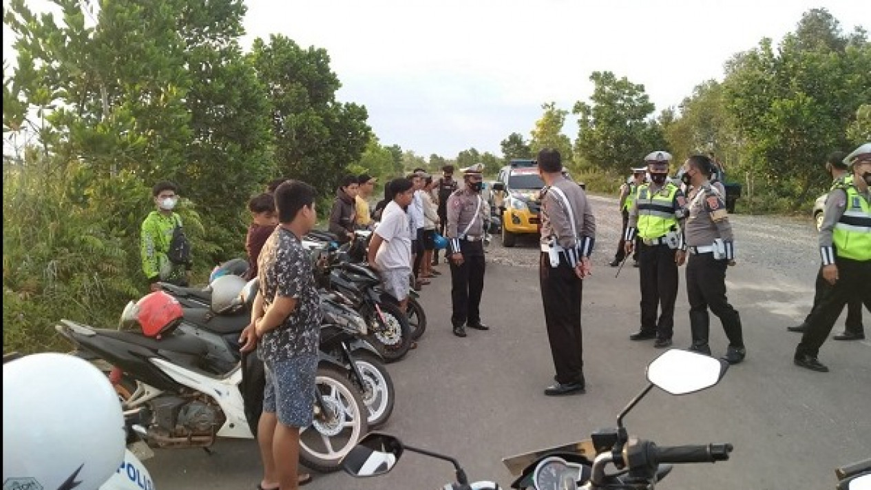 Belasan Remaja di Sampit Diciduk Polisi Saat Balapan di Jalan Raya
            - galeri foto