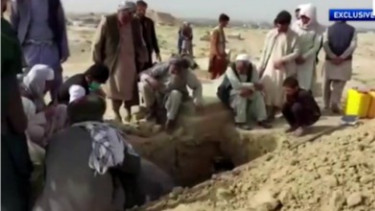 Pascabom Bunuh Diri di Masjid Afghanistan, Warga Gali Kuburan Massal