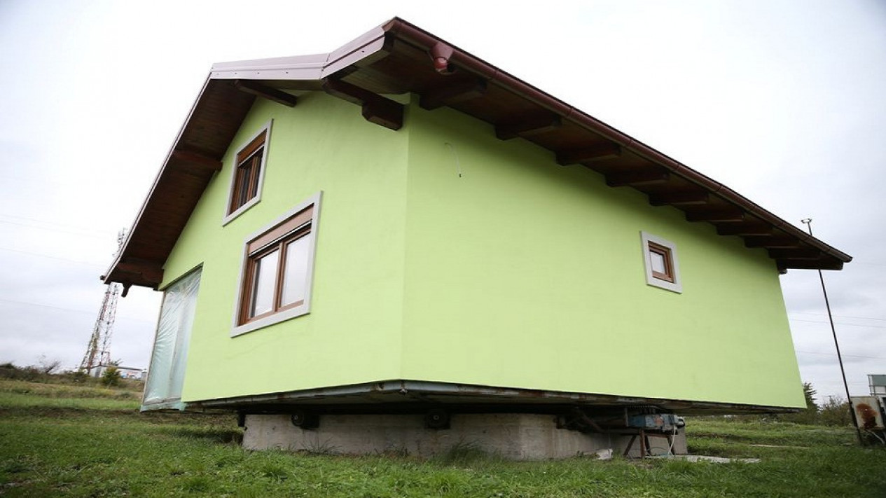 Unik, Seorang  Pria Bosnia bangun rumah berputar agar istrinya dapat melihat pemandangan berbeda
            - galeri foto