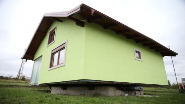 Unik, Seorang  Pria Bosnia bangun rumah berputar agar istrinya dapat melihat pemandangan berbeda