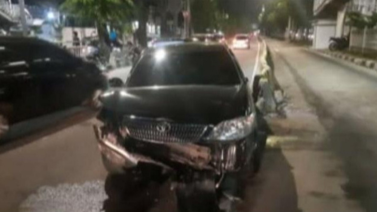 Mobil Sedan Terbalik  di Jalan Letjen Soeprapto usai Tabrak Pembatas Jalur TransJakarta
            - galeri foto