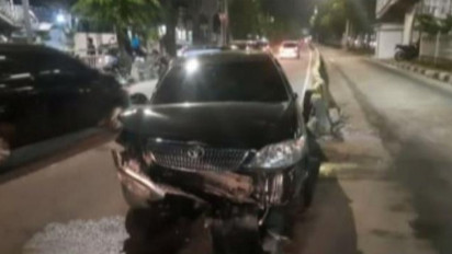 Mobil Sedan Terbalik  di Jalan Letjen Soeprapto usai Tabrak Pembatas Jalur TransJakarta