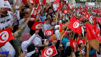 Ribuan Warga Tunisia Turun ke Jalan Menentang Presiden Saied