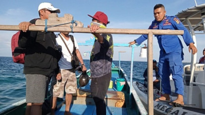 Tabrak Batang Kayu, Sampan Pemancing di Sumbawa Terombang Ambing di Tengah Laut