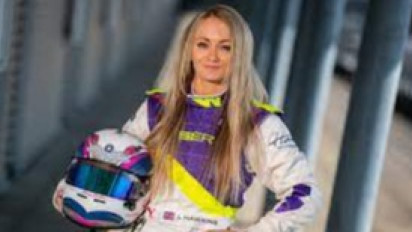 Seru! Pembalap Jessica Hawkins Ramaikan Film James Bond