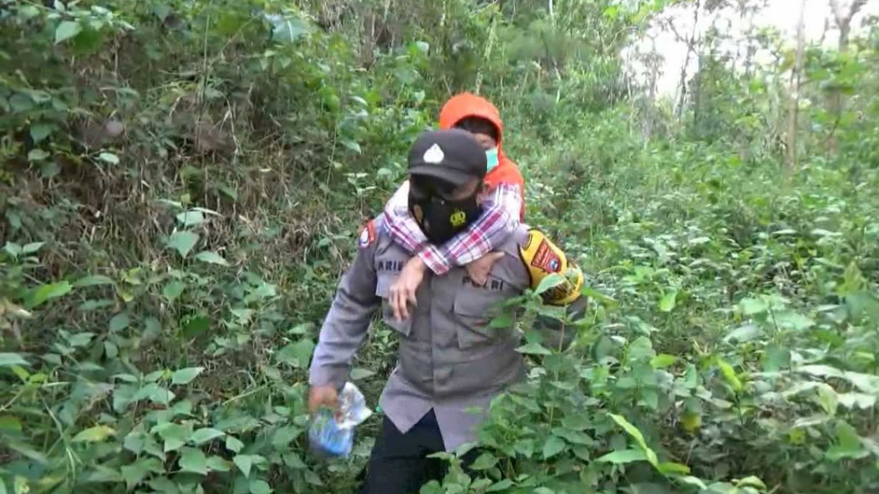 Demi Vaksin, Bhabinkamtibmas di Pacitan Gendong Warga yang Miliki Keterbatasan Fisik
            - galeri foto