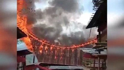 Kebakaran Rumah Adat, Warga yang Tengah Berdoa Panik !