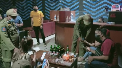 Melanggar Prokes Pedulilindungi, Dua Tempat Karaoke Ditutup Paksa Pol PP