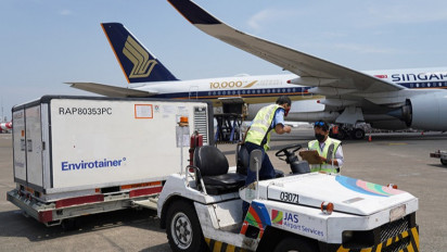 688.800 Vaksin AstraZeneca Tambahan dari Prancis Tiba di Indonesia Hari Ini