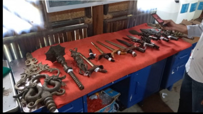 Belasan Benda Mirip Senjata Pusaka Ditemukan Berserakan di Pantai Menganti Kebumen