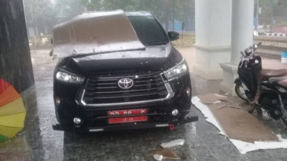 Hujan Deras, Mobil Dinas Istri Ketua DPRD Takalar Tertimpa Atap Plafon Rumah yang Runtuh