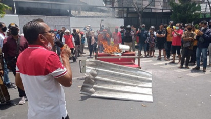 Protes Penutupan Simpang Lima Gumul , Pedagang  Bakar Rombong