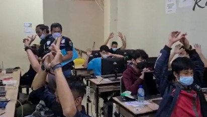 "Angkat Tangan!" Polisi Gerebek Sindikat Pinjol Ilegal