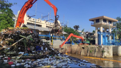 Cegah Banjir di Musim Hujan, Pemprov DKI Siagakan 8.945 Petugas Atasi Sampah