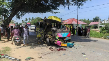 Minibus Ringsek Tabrak Mobil Barang Hingga Terguling, Sopir Tewas Ditempat
